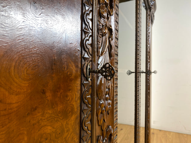 WMK I Imposanter, reichverzierter antiker Herrenschrank aus vollem Holz mit Glastüren I Schrank Vitrine Bücher Regal Highboard Gründerzeit Jugendstil Historismus Barock Vintage Berlin Dresden Bayern