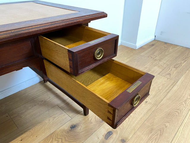 WMK # Sehr schöner freistehender antiker Mahagoni Schreibtisch in englischem Stil mit Lederauflage, Schubladen und Messinggriffen # Arbeitstisch Desk Lady Sekretär Bureau Plat Emipire Regency Vintage