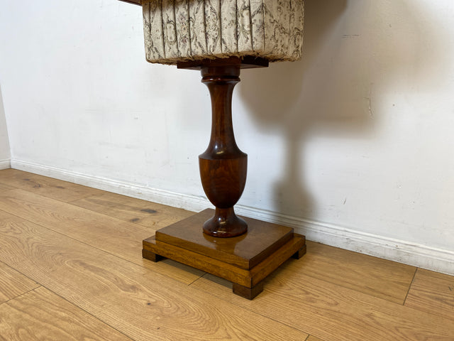 WMK I Wunderschöner antiker Nähtisch mit Klappe und edlem gedrechseltem Säulen Fuß I Beistelltisch Nähkommode Nähschränkchen Tisch Schmuckkasten Schminktisch Schminkkommode Biedermeier Vintage Berlin