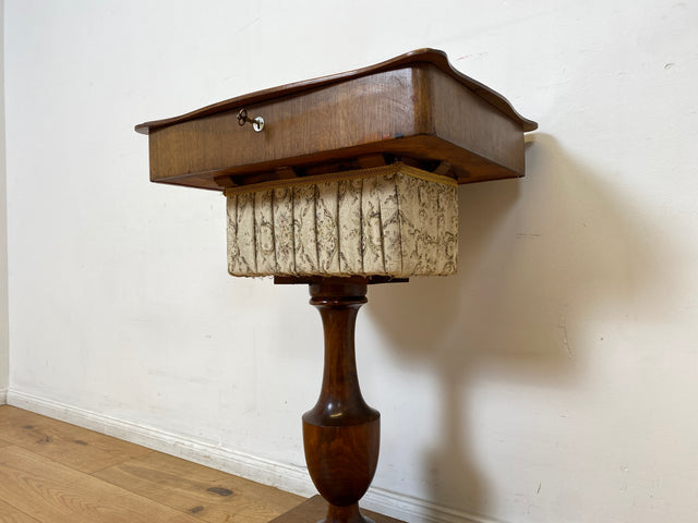 WMK I Wunderschöner antiker Nähtisch mit Klappe und edlem gedrechseltem Säulen Fuß I Beistelltisch Nähkommode Nähschränkchen Tisch Schmuckkasten Schminktisch Schminkkommode Biedermeier Vintage Berlin