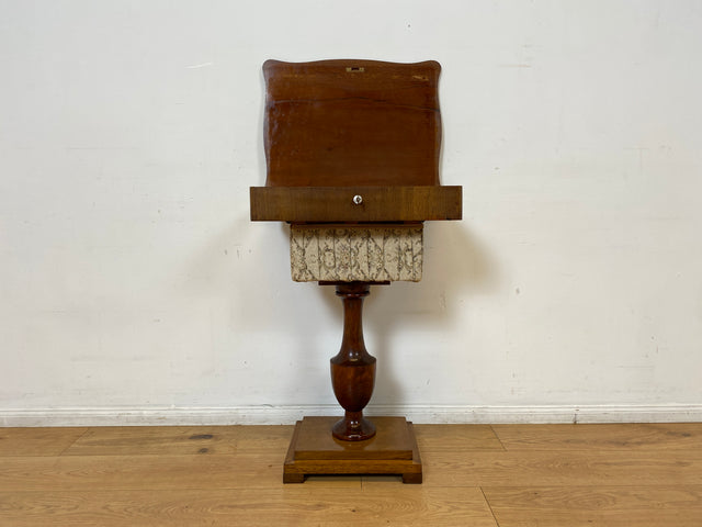 WMK I Wunderschöner antiker Nähtisch mit Klappe und edlem gedrechseltem Säulen Fuß I Beistelltisch Nähkommode Nähschränkchen Tisch Schmuckkasten Schminktisch Schminkkommode Biedermeier Vintage Berlin