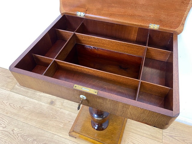 WMK I Wunderschöner antiker Nähtisch mit Klappe und edlem gedrechseltem Säulen Fuß I Beistelltisch Nähkommode Nähschränkchen Tisch Schmuckkasten Schminktisch Schminkkommode Biedermeier Vintage Berlin