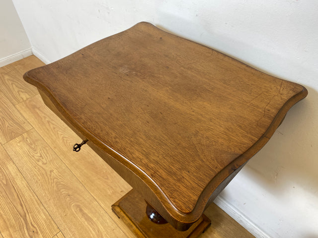 WMK I Wunderschöner antiker Nähtisch mit Klappe und edlem gedrechseltem Säulen Fuß I Beistelltisch Nähkommode Nähschränkchen Tisch Schmuckkasten Schminktisch Schminkkommode Biedermeier Vintage Berlin