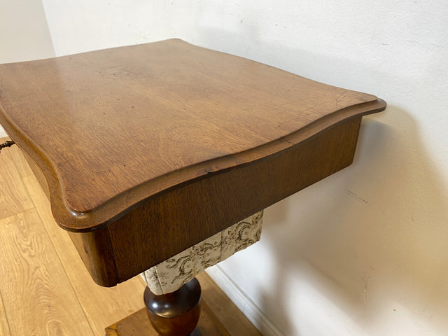 WMK I Wunderschöner antiker Nähtisch mit Klappe und edlem gedrechseltem Säulen Fuß I Beistelltisch Nähkommode Nähschränkchen Tisch Schmuckkasten Schminktisch Schminkkommode Biedermeier Vintage Berlin