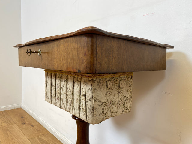 WMK I Wunderschöner antiker Nähtisch mit Klappe und edlem gedrechseltem Säulen Fuß I Beistelltisch Nähkommode Nähschränkchen Tisch Schmuckkasten Schminktisch Schminkkommode Biedermeier Vintage Berlin