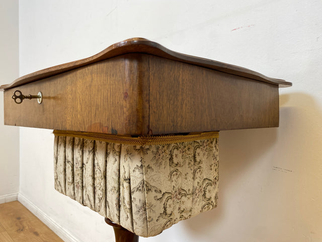 WMK I Wunderschöner antiker Nähtisch mit Klappe und edlem gedrechseltem Säulen Fuß I Beistelltisch Nähkommode Nähschränkchen Tisch Schmuckkasten Schminktisch Schminkkommode Biedermeier Vintage Berlin