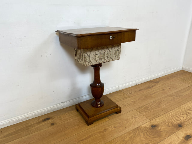 WMK I Wunderschöner antiker Nähtisch mit Klappe und edlem gedrechseltem Säulen Fuß I Beistelltisch Nähkommode Nähschränkchen Tisch Schmuckkasten Schminktisch Schminkkommode Biedermeier Vintage Berlin