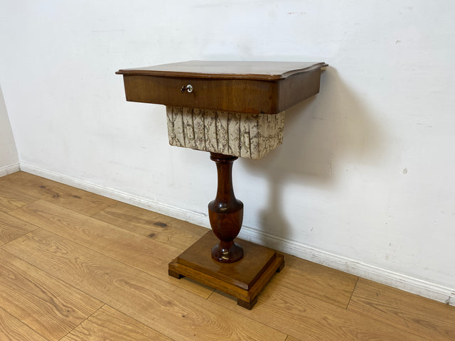 WMK I Wunderschöner antiker Nähtisch mit Klappe und edlem gedrechseltem Säulen Fuß I Beistelltisch Nähkommode Nähschränkchen Tisch Schmuckkasten Schminktisch Schminkkommode Biedermeier Vintage Berlin