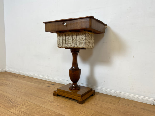 WMK I Wunderschöner antiker Nähtisch mit Klappe und edlem gedrechseltem Säulen Fuß I Beistelltisch Nähkommode Nähschränkchen Tisch Schmuckkasten Schminktisch Schminkkommode Biedermeier Vintage Berlin