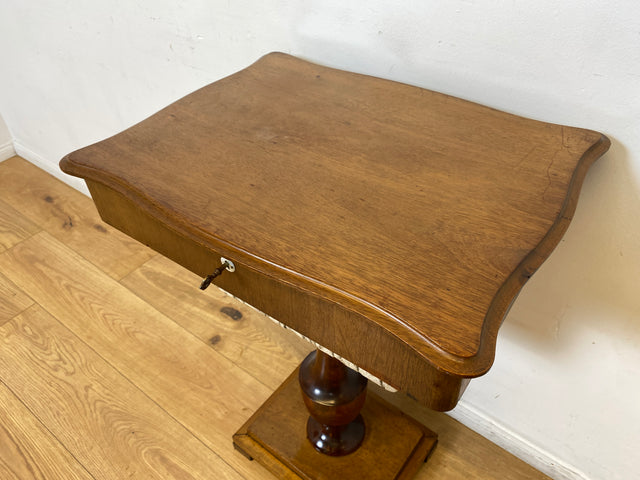 WMK I Wunderschöner antiker Nähtisch mit Klappe und edlem gedrechseltem Säulen Fuß I Beistelltisch Nähkommode Nähschränkchen Tisch Schmuckkasten Schminktisch Schminkkommode Biedermeier Vintage Berlin