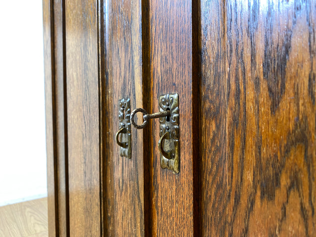 WMK I Wunderschöner antiker Schrank aus massiver Eiche mit Beschlägen aus Messing und handverziert I Schrank Kleider Wäsche Bücher Highboard Geschirrschrank Jugendstil Vintage Berlin Bayern Düsseldorf