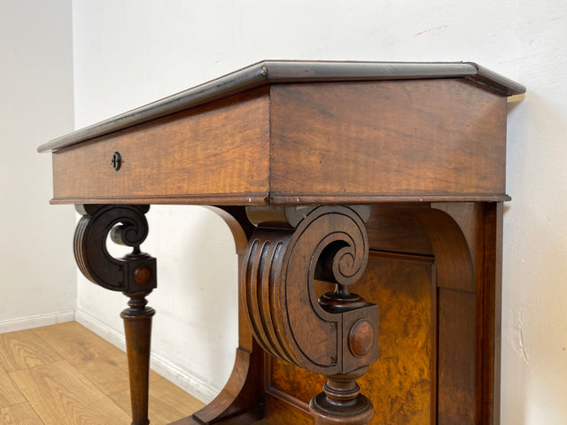 WMK I Vornehmer antiker Schreibpult mit handverzierten Volutenstützen und aufklapp. Fach I Konsolentisch Schreibtisch Kommode Konsole Sekretär Gründerzeit Biedermeier Vintage Berlin Bremen Heidelberg