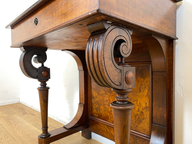 WMK I Vornehmer antiker Schreibpult mit handverzierten Volutenstützen und aufklapp. Fach I Konsolentisch Schreibtisch Kommode Konsole Sekretär Gründerzeit Biedermeier Vintage Berlin Bremen Heidelberg