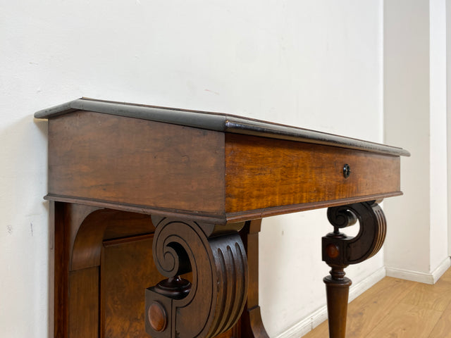 WMK I Vornehmer antiker Schreibpult mit handverzierten Volutenstützen und aufklapp. Fach I Konsolentisch Schreibtisch Kommode Konsole Sekretär Gründerzeit Biedermeier Vintage Berlin Bremen Heidelberg