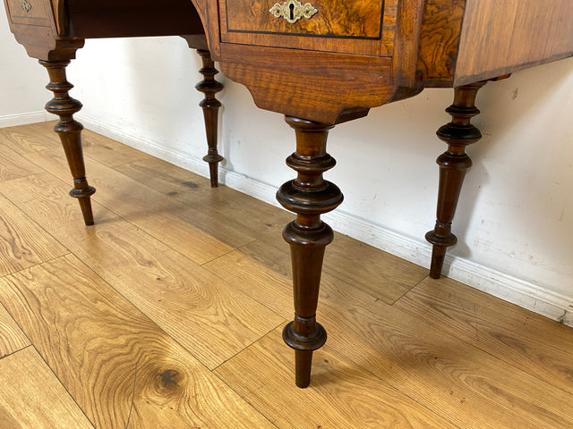 WMK I Eleganter antiker Schreibtisch in wunderschönem Nussbaum Wurzelholz mit edlem Messingbeschlag, um 1880 I Sekretär Damensekretär Konsole Lady Desk Gründerzeit Vintage Berlin Dresden München
