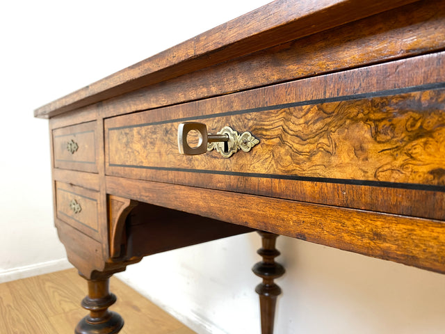 WMK I Eleganter antiker Schreibtisch in wunderschönem Nussbaum Wurzelholz mit edlem Messingbeschlag, um 1880 I Sekretär Damensekretär Konsole Lady Desk Gründerzeit Vintage Berlin Dresden München