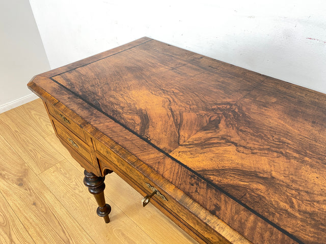 WMK I Eleganter antiker Schreibtisch in wunderschönem Nussbaum Wurzelholz mit edlem Messingbeschlag, um 1880 I Sekretär Damensekretär Konsole Lady Desk Gründerzeit Vintage Berlin Dresden München