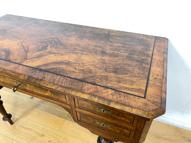 WMK I Eleganter antiker Schreibtisch in wunderschönem Nussbaum Wurzelholz mit edlem Messingbeschlag, um 1880 I Sekretär Damensekretär Konsole Lady Desk Gründerzeit Vintage Berlin Dresden München