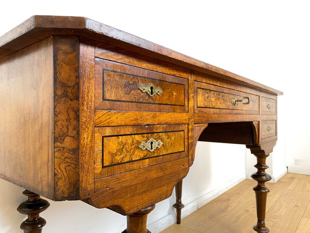 WMK I Eleganter antiker Schreibtisch in wunderschönem Nussbaum Wurzelholz mit edlem Messingbeschlag, um 1880 I Sekretär Damensekretär Konsole Lady Desk Gründerzeit Vintage Berlin Dresden München