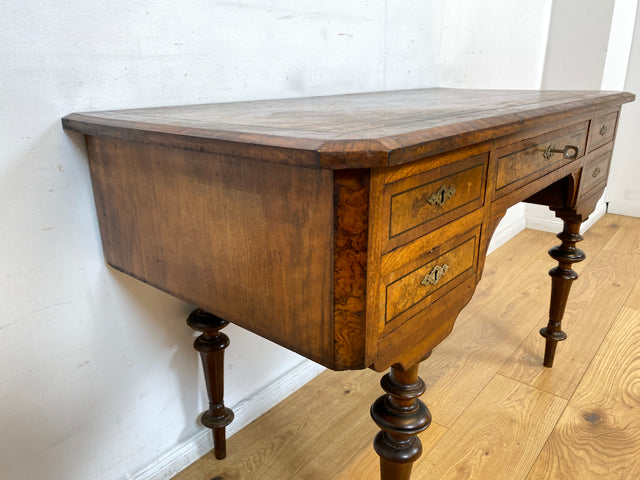WMK I Eleganter antiker Schreibtisch in wunderschönem Nussbaum Wurzelholz mit edlem Messingbeschlag, um 1880 I Sekretär Damensekretär Konsole Lady Desk Gründerzeit Vintage Berlin Dresden München