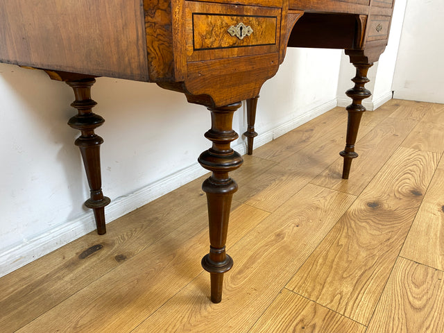 WMK I Eleganter antiker Schreibtisch in wunderschönem Nussbaum Wurzelholz mit edlem Messingbeschlag, um 1880 I Sekretär Damensekretär Konsole Lady Desk Gründerzeit Vintage Berlin Dresden München