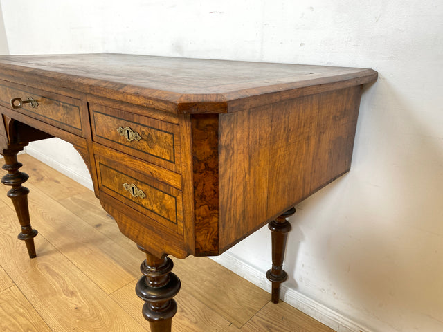 WMK I Eleganter antiker Schreibtisch in wunderschönem Nussbaum Wurzelholz mit edlem Messingbeschlag, um 1880 I Sekretär Damensekretär Konsole Lady Desk Gründerzeit Vintage Berlin Dresden München