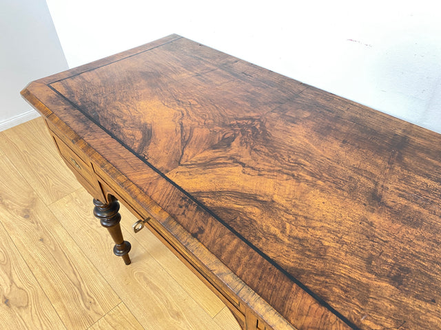 WMK I Eleganter antiker Schreibtisch in wunderschönem Nussbaum Wurzelholz mit edlem Messingbeschlag, um 1880 I Sekretär Damensekretär Konsole Lady Desk Gründerzeit Vintage Berlin Dresden München