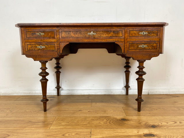 WMK I Eleganter antiker Schreibtisch in wunderschönem Nussbaum Wurzelholz mit edlem Messingbeschlag, um 1880 I Sekretär Damensekretär Konsole Lady Desk Gründerzeit Vintage Berlin Dresden München