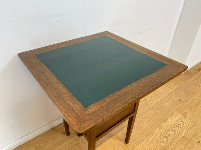 WMK I Einzigartiger antiker Spieltisch aus Eiche mit Spielefach, Getränkehaltern & Leder Einlage, um 1920 I Kartentisch Pokertisch Holztisch Küchentisch Tisch Schachtisch Jugendstil Art Deco Vintage