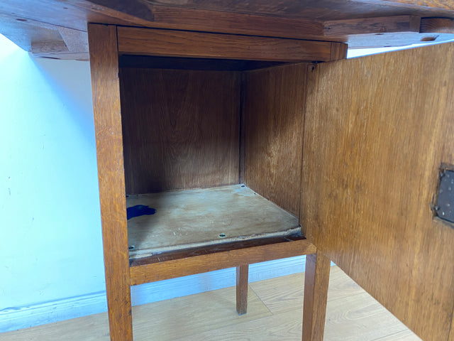 WMK I Einzigartiger antiker Spieltisch aus Eiche mit Spielefach, Getränkehaltern & Leder Einlage, um 1920 I Kartentisch Pokertisch Holztisch Küchentisch Tisch Schachtisch Jugendstil Art Deco Vintage