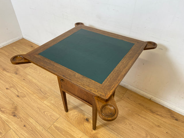 WMK I Einzigartiger antiker Spieltisch aus Eiche mit Spielefach, Getränkehaltern & Leder Einlage, um 1920 I Kartentisch Pokertisch Holztisch Küchentisch Tisch Schachtisch Jugendstil Art Deco Vintage