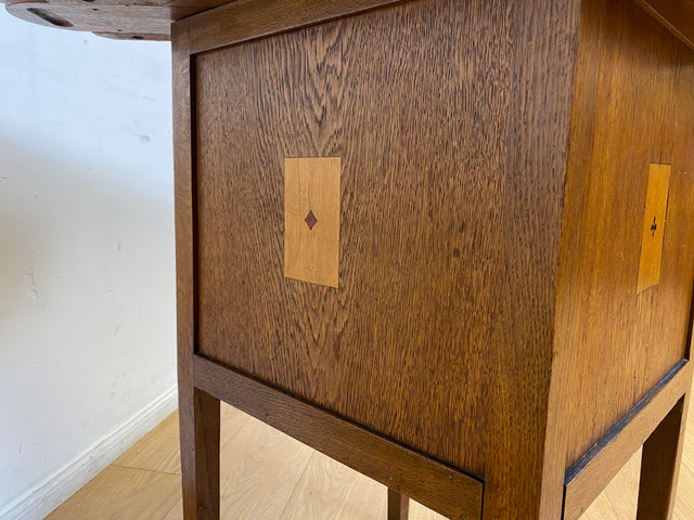 WMK I Einzigartiger antiker Spieltisch aus Eiche mit Spielefach, Getränkehaltern & Leder Einlage, um 1920 I Kartentisch Pokertisch Holztisch Küchentisch Tisch Schachtisch Jugendstil Art Deco Vintage