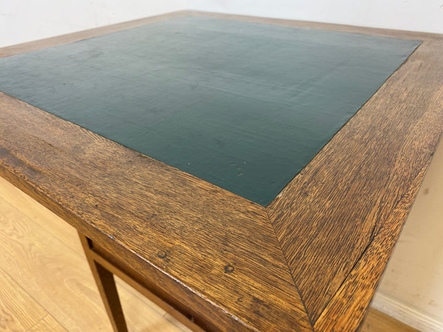 WMK I Einzigartiger antiker Spieltisch aus Eiche mit Spielefach, Getränkehaltern & Leder Einlage, um 1920 I Kartentisch Pokertisch Holztisch Küchentisch Tisch Schachtisch Jugendstil Art Deco Vintage