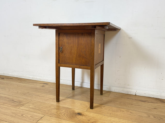 WMK I Einzigartiger antiker Spieltisch aus Eiche mit Spielefach, Getränkehaltern & Leder Einlage, um 1920 I Kartentisch Pokertisch Holztisch Küchentisch Tisch Schachtisch Jugendstil Art Deco Vintage