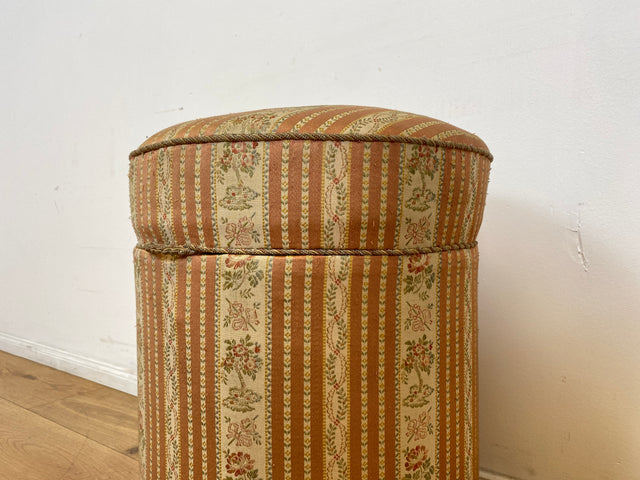 WMK # Eleganter antiker Wäschehocker mit großem Staufach und floralem Originalbezug, um 1930 # Hocker Sitzhocker Fußhocker Truhe Taburett Pouf Sitz Sitztruhe Wäschetruhe Chippendale Barock Vintage