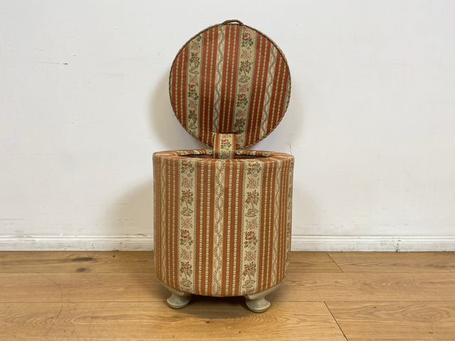 WMK # Eleganter antiker Wäschehocker mit großem Staufach und floralem Originalbezug, um 1930 # Hocker Sitzhocker Fußhocker Truhe Taburett Pouf Sitz Sitztruhe Wäschetruhe Chippendale Barock Vintage