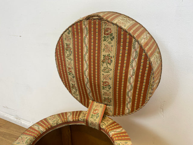 WMK # Eleganter antiker Wäschehocker mit großem Staufach und floralem Originalbezug, um 1930 # Hocker Sitzhocker Fußhocker Truhe Taburett Pouf Sitz Sitztruhe Wäschetruhe Chippendale Barock Vintage