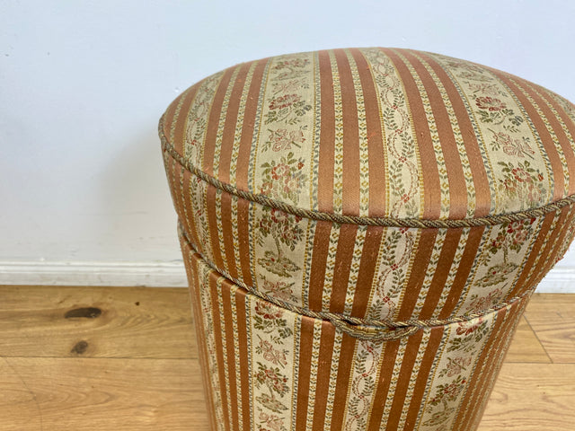 WMK # Eleganter antiker Wäschehocker mit großem Staufach und floralem Originalbezug, um 1930 # Hocker Sitzhocker Fußhocker Truhe Taburett Pouf Sitz Sitztruhe Wäschetruhe Chippendale Barock Vintage