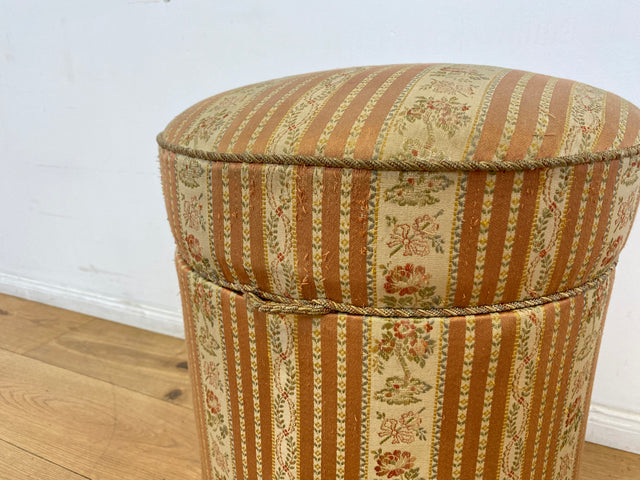 WMK # Eleganter antiker Wäschehocker mit großem Staufach und floralem Originalbezug, um 1930 # Hocker Sitzhocker Fußhocker Truhe Taburett Pouf Sitz Sitztruhe Wäschetruhe Chippendale Barock Vintage