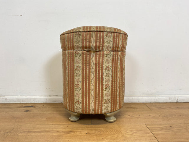 WMK # Eleganter antiker Wäschehocker mit großem Staufach und floralem Originalbezug, um 1930 # Hocker Sitzhocker Fußhocker Truhe Taburett Pouf Sitz Sitztruhe Wäschetruhe Chippendale Barock Vintage