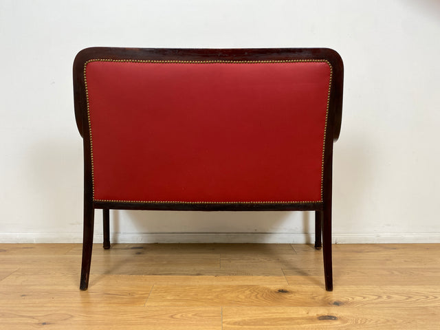 WMK # Sehr elegantes und gut erhaltenes antikes 2er Sofa mit späterem rotem Leder Bezug und handverziertem Holzrahmen # Couch 2-Sitzer Bank Sitzbank Küchenbank Ledersofa Ledercouch Jugendstil Vintage