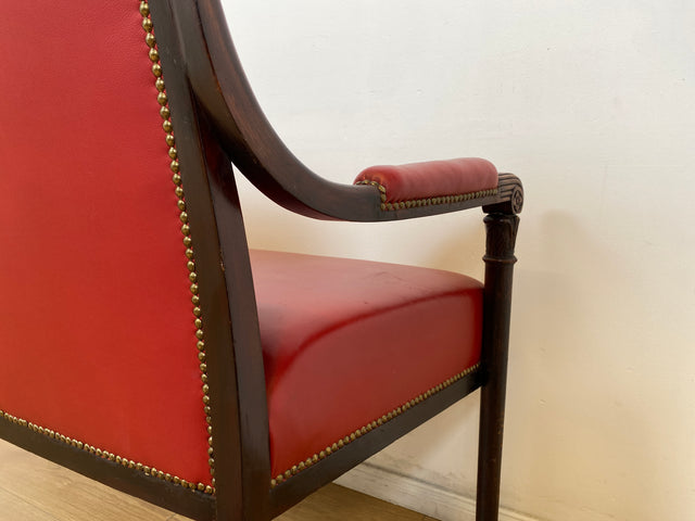 WMK # Sehr elegantes und gut erhaltenes antikes 2er Sofa mit späterem rotem Leder Bezug und handverziertem Holzrahmen # Couch 2-Sitzer Bank Sitzbank Küchenbank Ledersofa Ledercouch Jugendstil Vintage