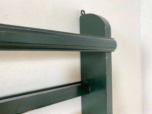 WMK # Seltenes und stabiles antikes nordisches Tellerbord aus vollem Holz in Grün für Küche, Deko oder Vinyl # Wandregal Tellerregal Gewürzregal Küchenregal Regal Landhaus Shabby Chic Vintage Berlin