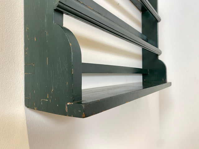 WMK # Seltenes und stabiles antikes nordisches Tellerbord aus vollem Holz in Grün für Küche, Deko oder Vinyl # Wandregal Tellerregal Gewürzregal Küchenregal Regal Landhaus Shabby Chic Vintage Berlin