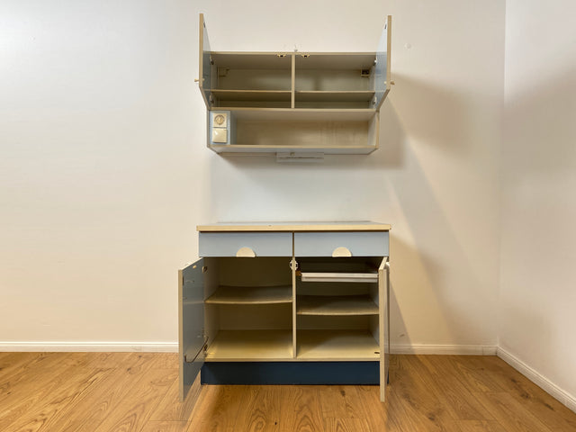 WMK # Kultige blaue Space Age Küchenzeile aus 1976 mit Hängeschrank, Schubladen, Licht & Eieruhr # Küchenbüfett kleine Küche Küchenschrank Küchenhängeschrank Küchenanrichte Kredenz Retro Vintage DDR