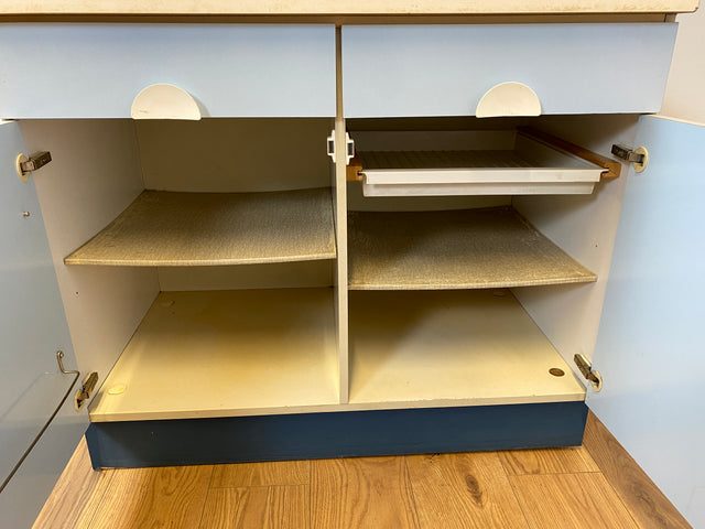 WMK # Kultige blaue Space Age Küchenzeile aus 1976 mit Hängeschrank, Schubladen, Licht & Eieruhr # Küchenbüfett kleine Küche Küchenschrank Küchenhängeschrank Küchenanrichte Kredenz Retro Vintage DDR