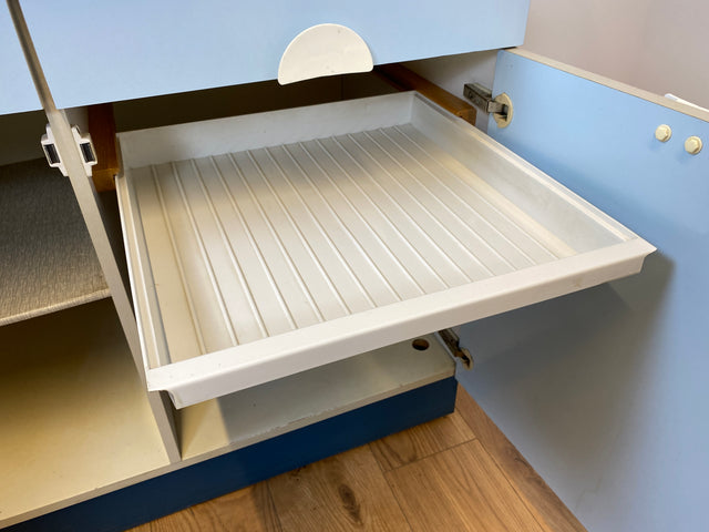 WMK # Kultige blaue Space Age Küchenzeile aus 1976 mit Hängeschrank, Schubladen, Licht & Eieruhr # Küchenbüfett kleine Küche Küchenschrank Küchenhängeschrank Küchenanrichte Kredenz Retro Vintage DDR