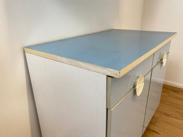 WMK # Kultige blaue Space Age Küchenzeile aus 1976 mit Hängeschrank, Schubladen, Licht & Eieruhr # Küchenbüfett kleine Küche Küchenschrank Küchenhängeschrank Küchenanrichte Kredenz Retro Vintage DDR