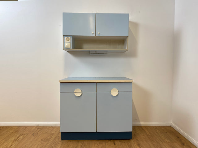 WMK # Kultige blaue Space Age Küchenzeile aus 1976 mit Hängeschrank, Schubladen, Licht & Eieruhr # Küchenbüfett kleine Küche Küchenschrank Küchenhängeschrank Küchenanrichte Kredenz Retro Vintage DDR