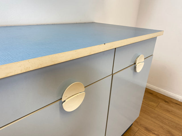 WMK # Kultige blaue Space Age Küchenzeile aus 1976 mit Hängeschrank, Schubladen, Licht & Eieruhr # Küchenbüfett kleine Küche Küchenschrank Küchenhängeschrank Küchenanrichte Kredenz Retro Vintage DDR